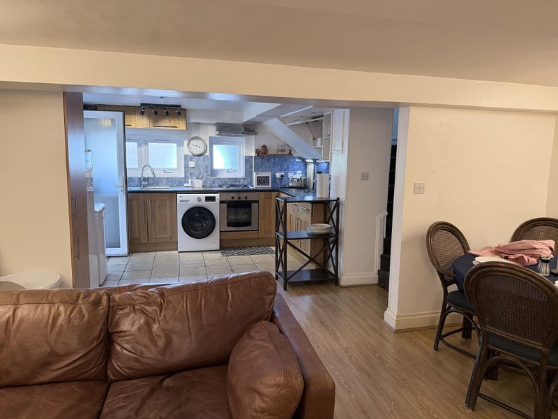 Room Dryden Court in Greater London