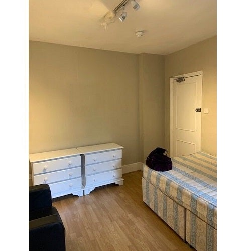 Room Stanwick Road in Greater London