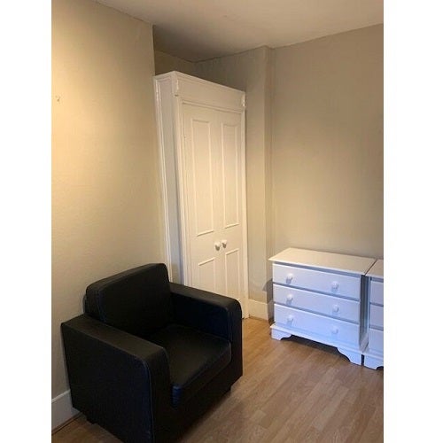 Room Stanwick Road in Greater London