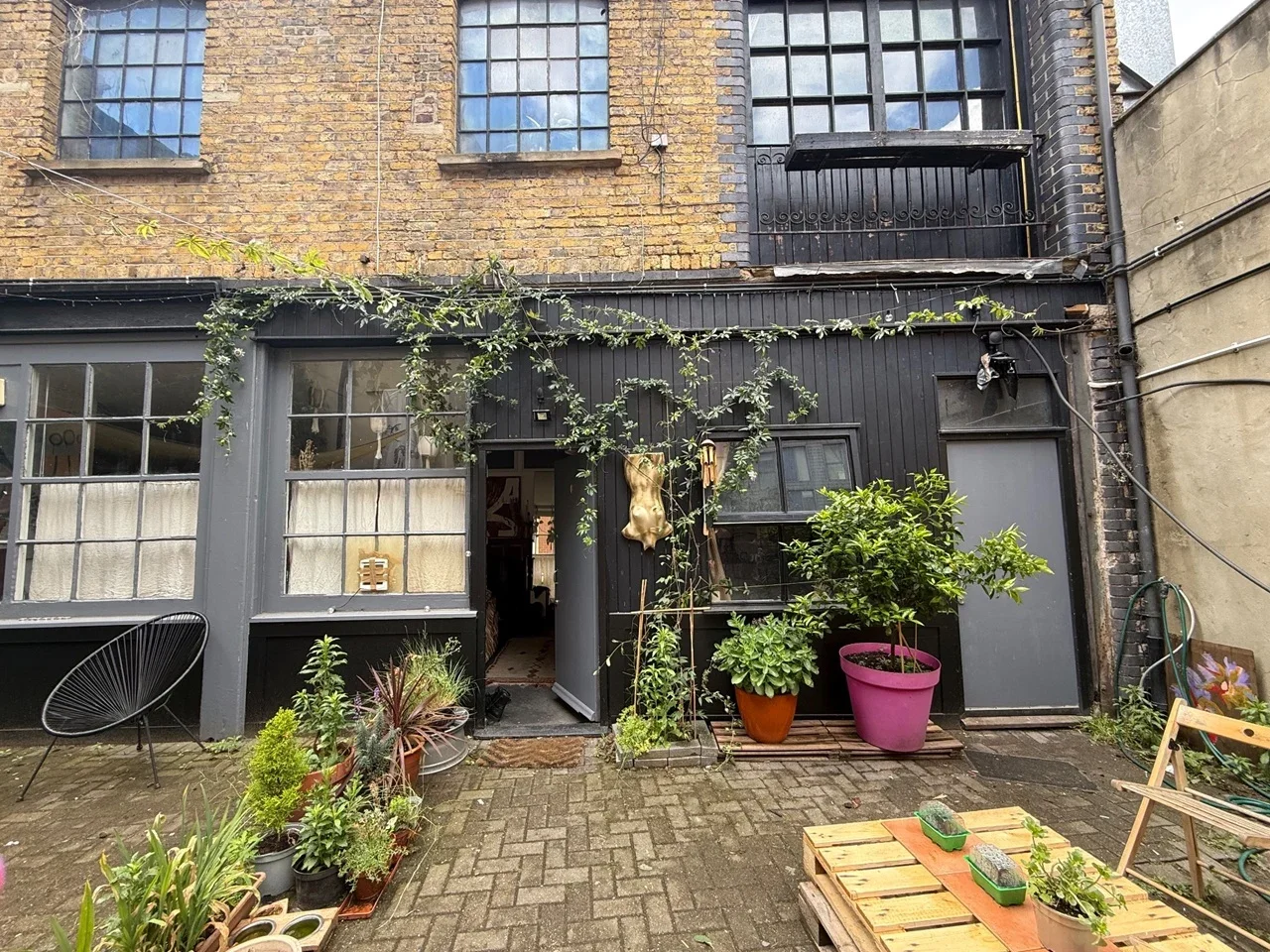 Flat Ratcliffe Cross Street in Greater London