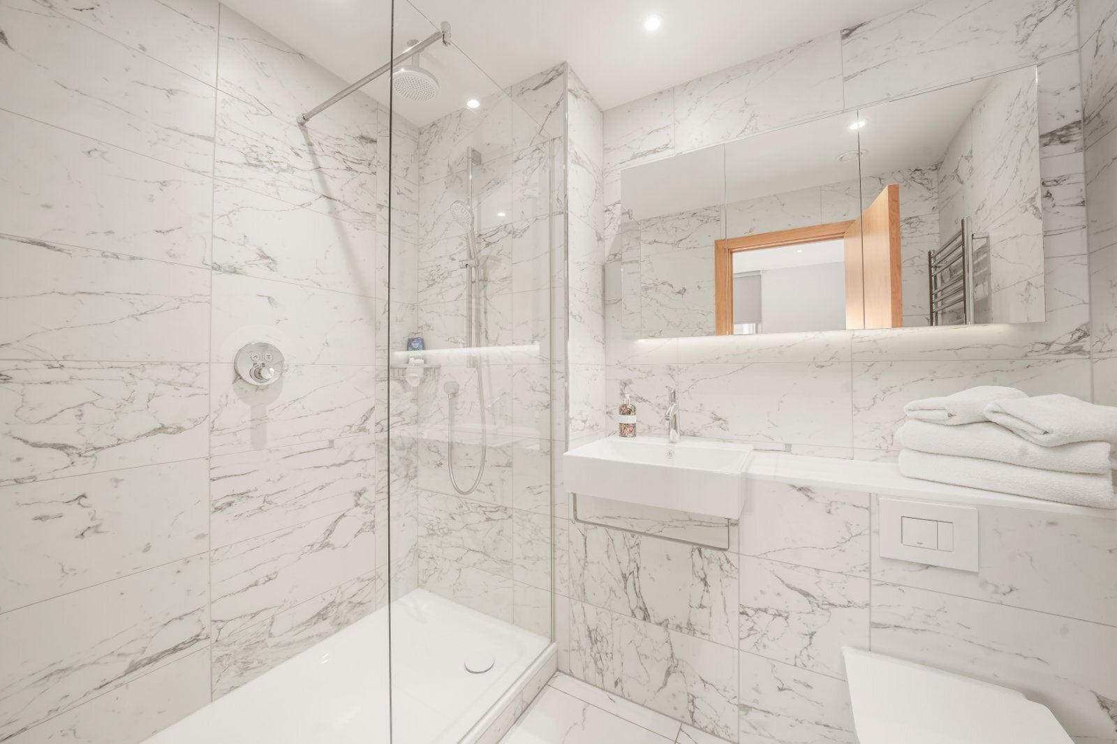 Flat Anthems Way in Greater London