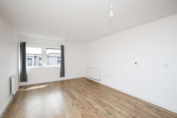 Flat Scott Avenue in Greater London