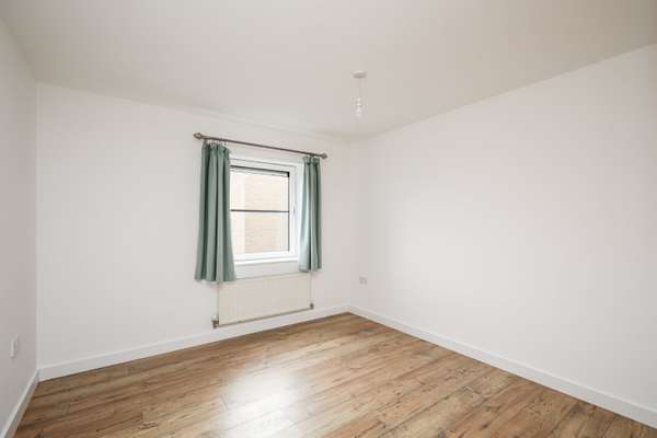 Flat Scott Avenue in Greater London