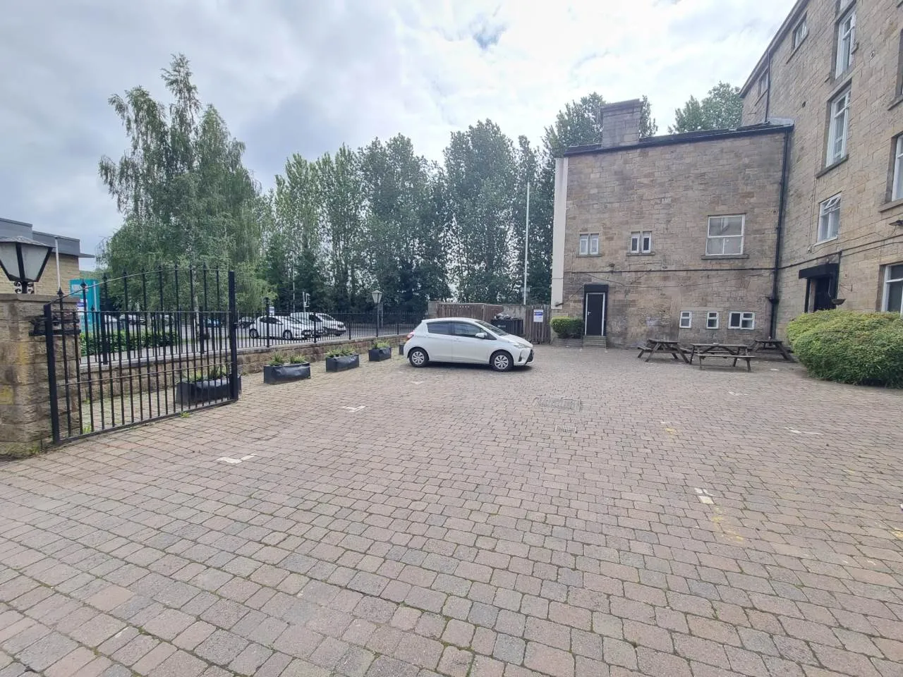 Flat Sandford Place in Leeds