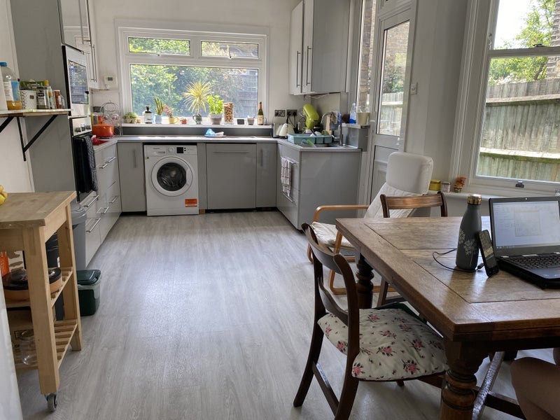 Room Leighton Road in Greater London