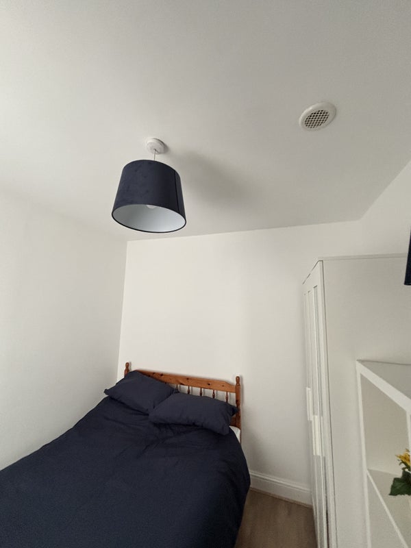 Room Milnthorpe Street in Salford