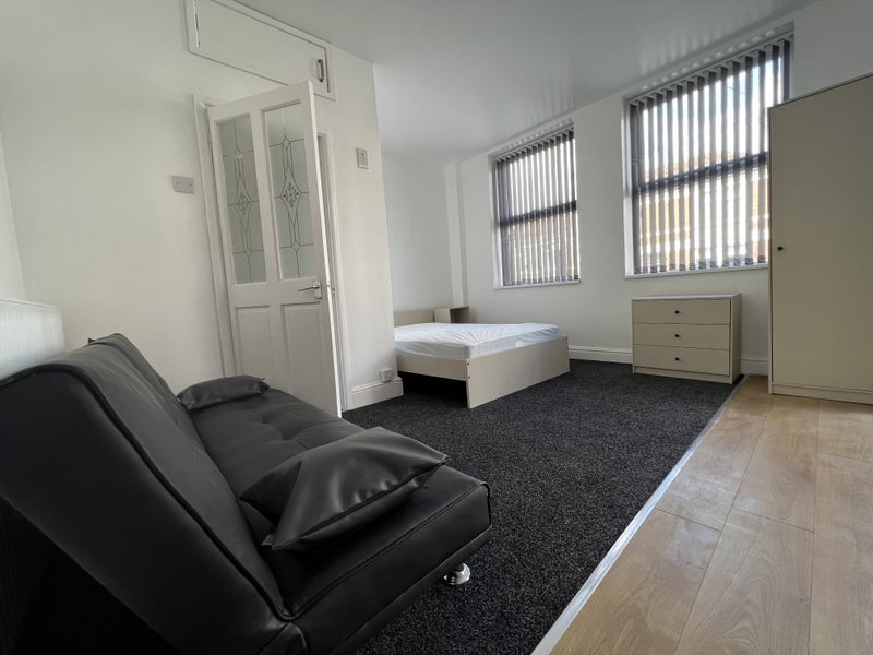Flat Sandown Road in Bristol