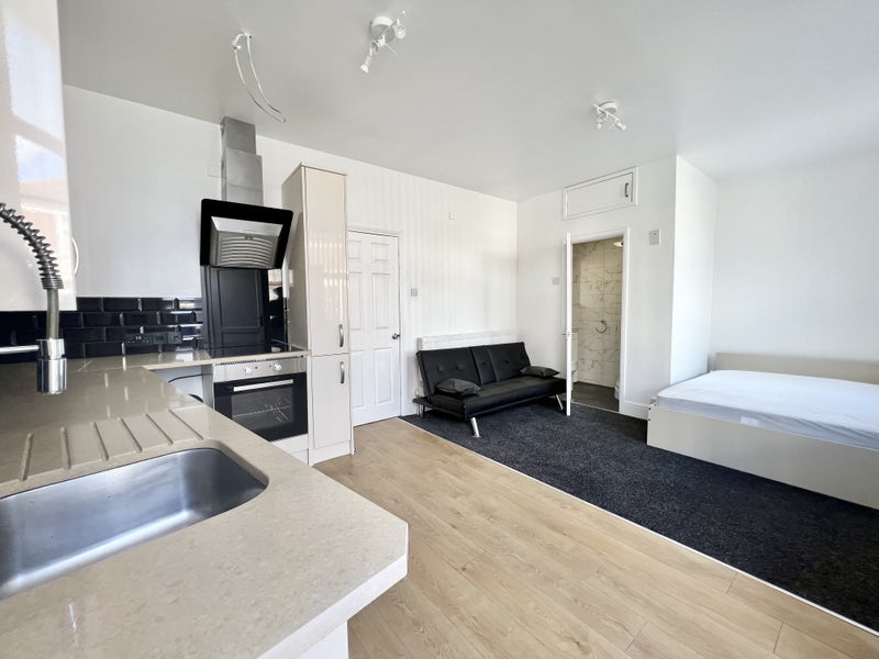 Flat Sandown Road in Bristol