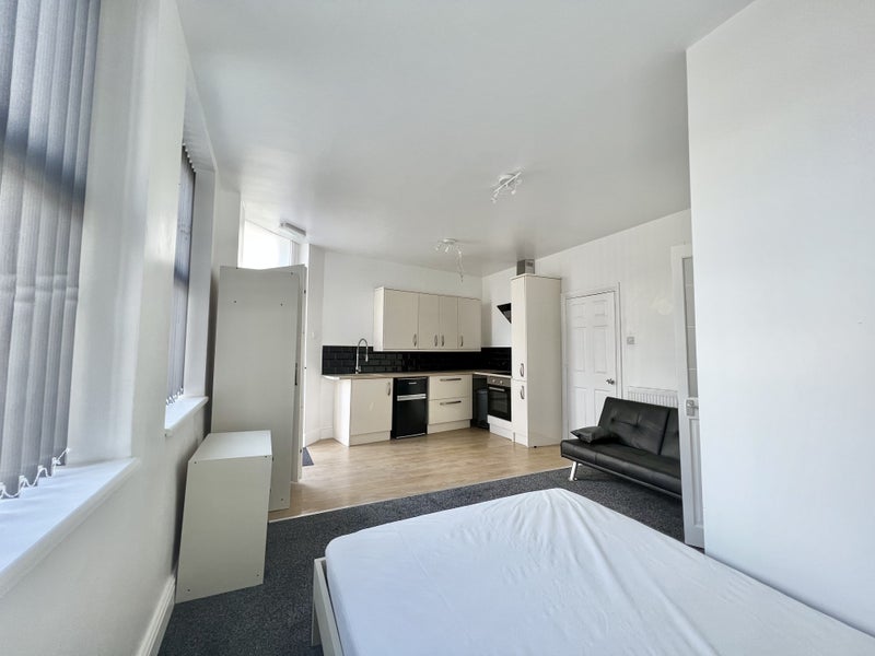 Flat Sandown Road in Bristol