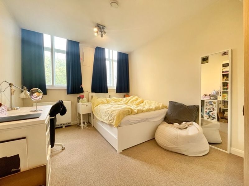 Flat Goldhawk Road in Greater London