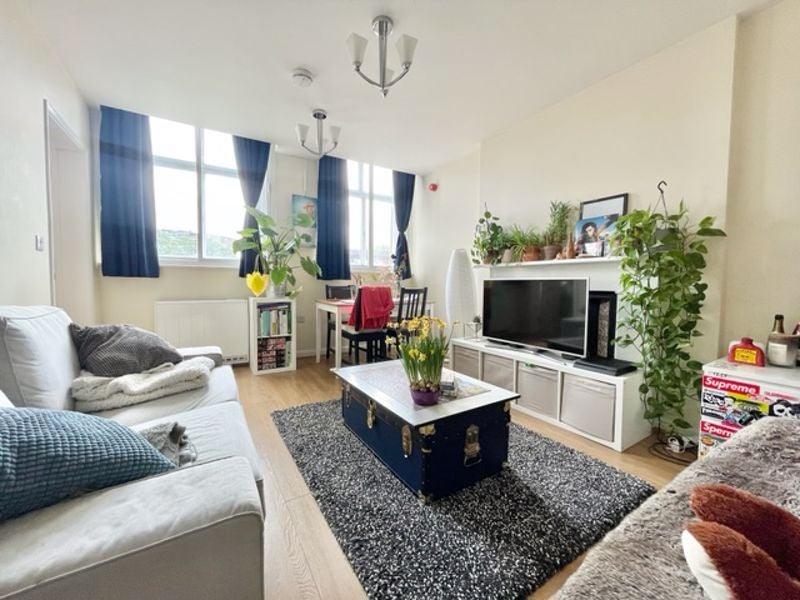 Flat Goldhawk Road in Greater London