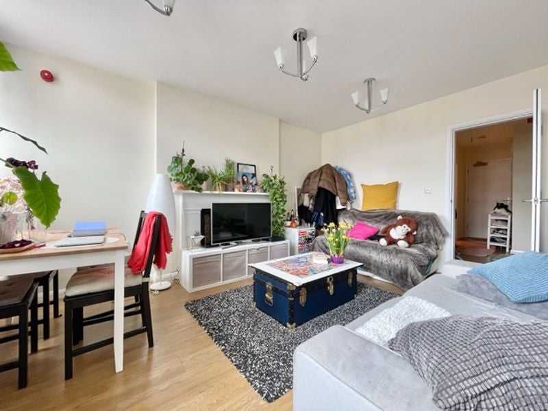 Flat Goldhawk Road in Greater London