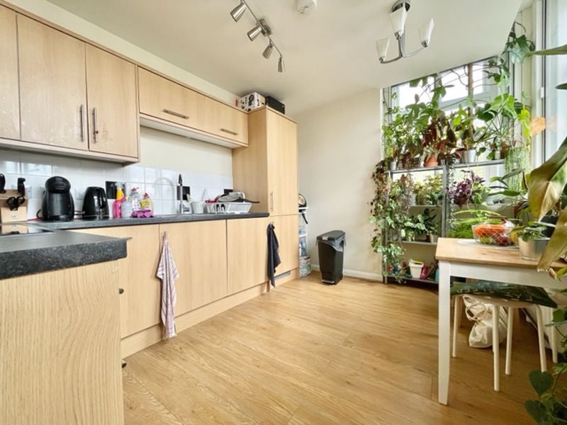 Flat Goldhawk Road in Greater London