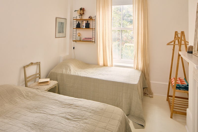 Room Cricketfield Road in Greater London