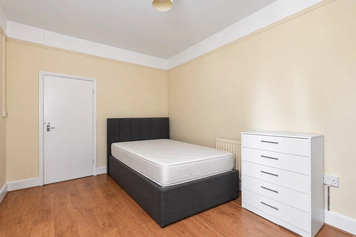 Flat Salterford Road in Greater London