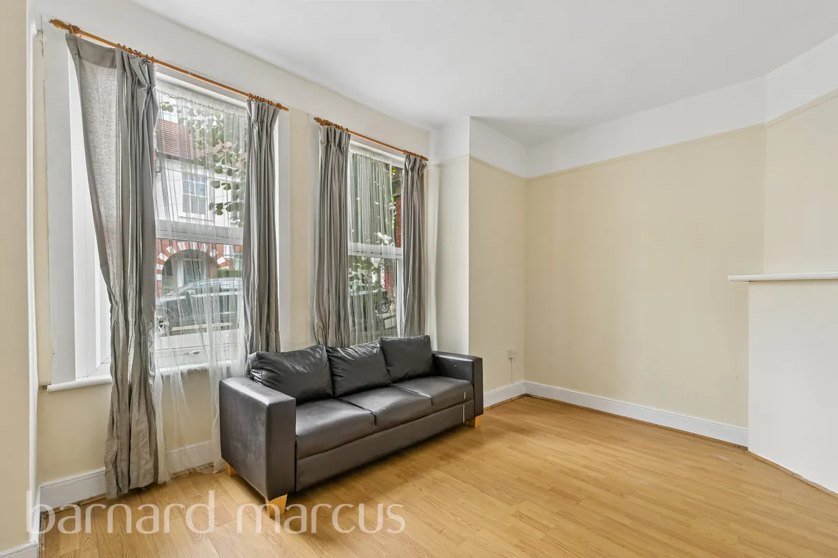 Flat Salterford Road in Greater London