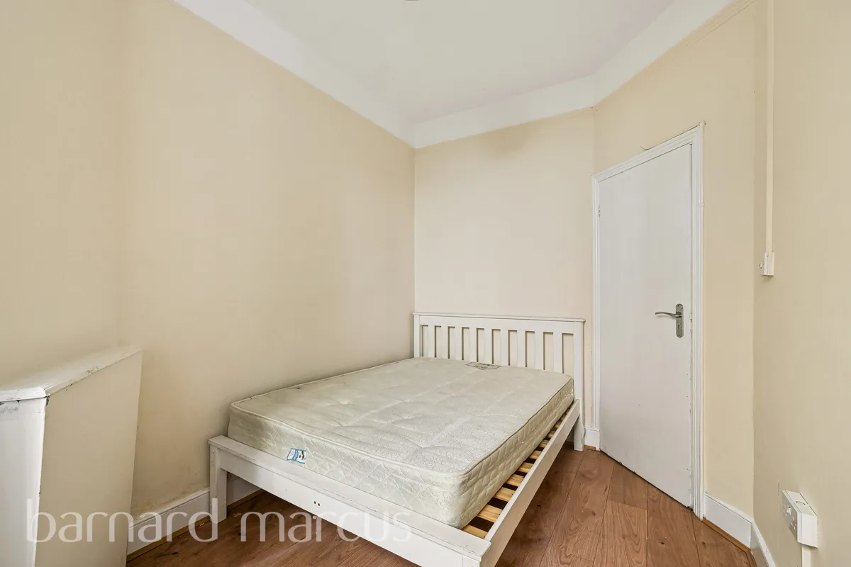 Flat Salterford Road in Greater London