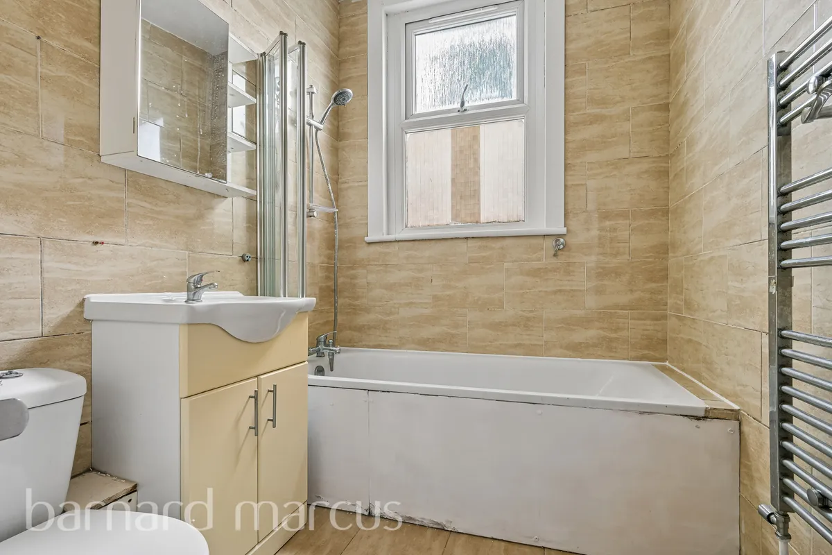 Flat Salterford Road in Greater London