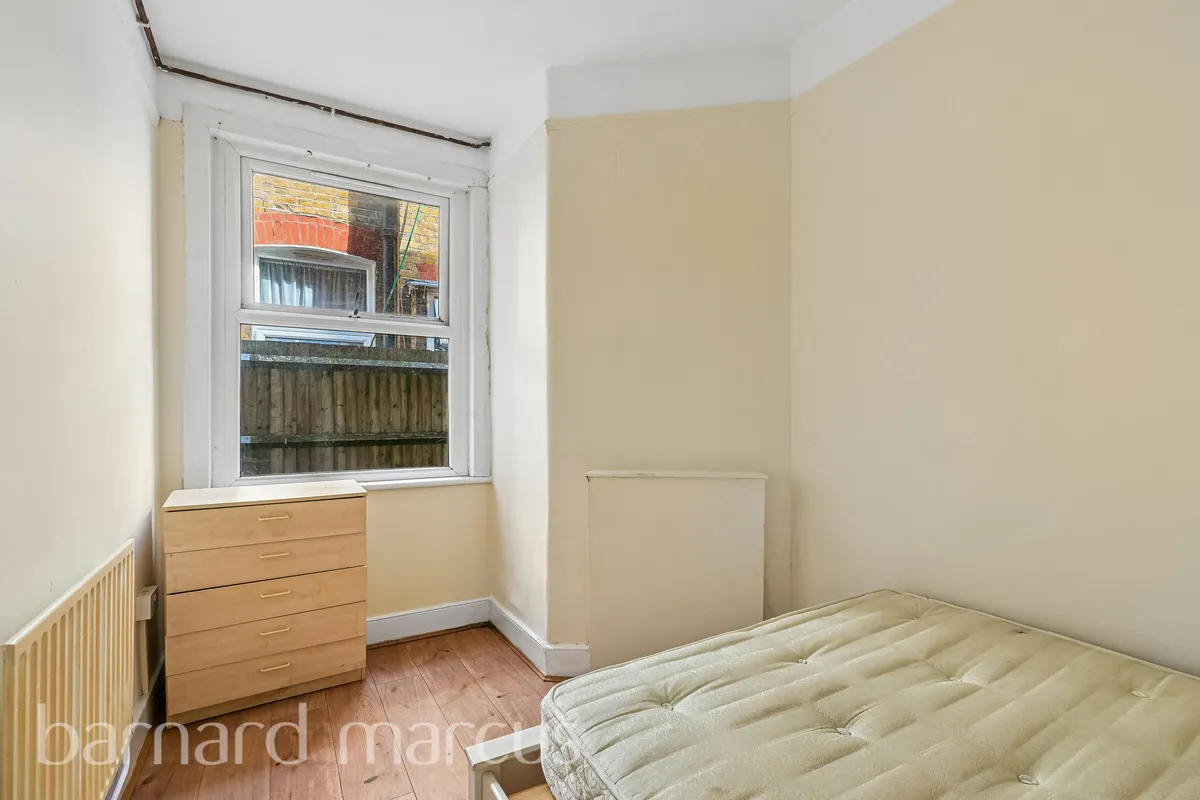 Flat Salterford Road in Greater London