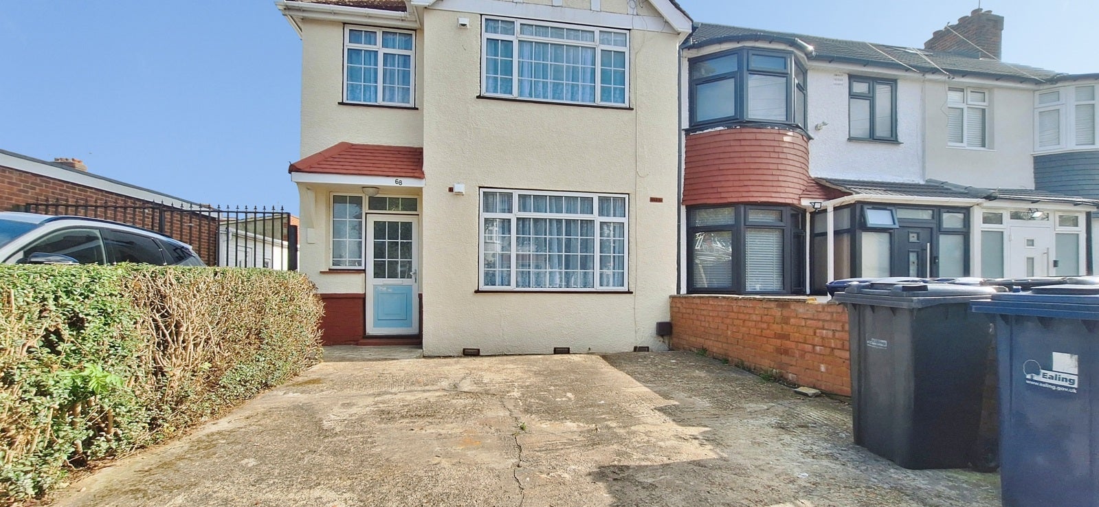 House Kingsley Avenue in Greater London