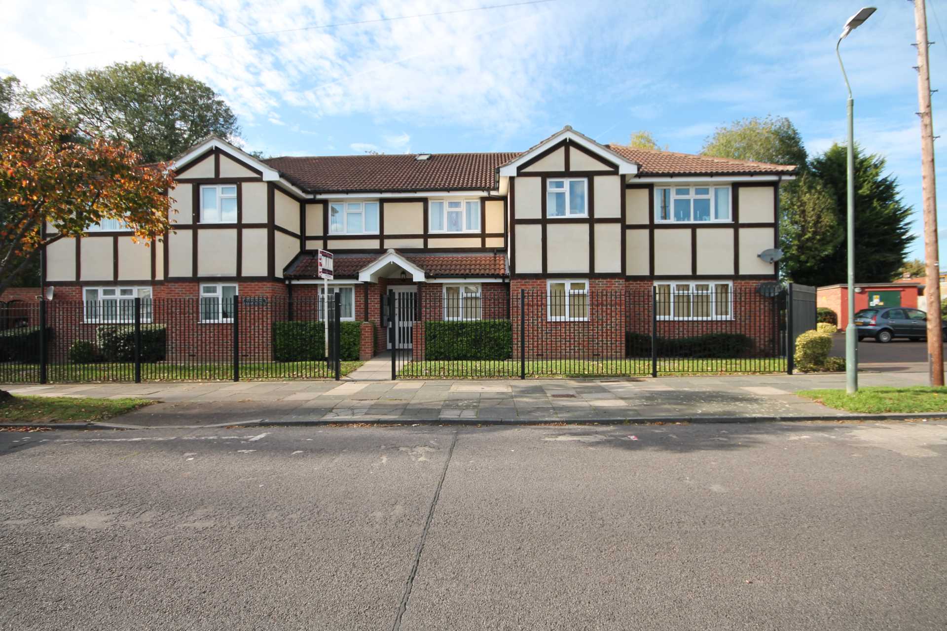 Flat Cedar Avenue in Greater London