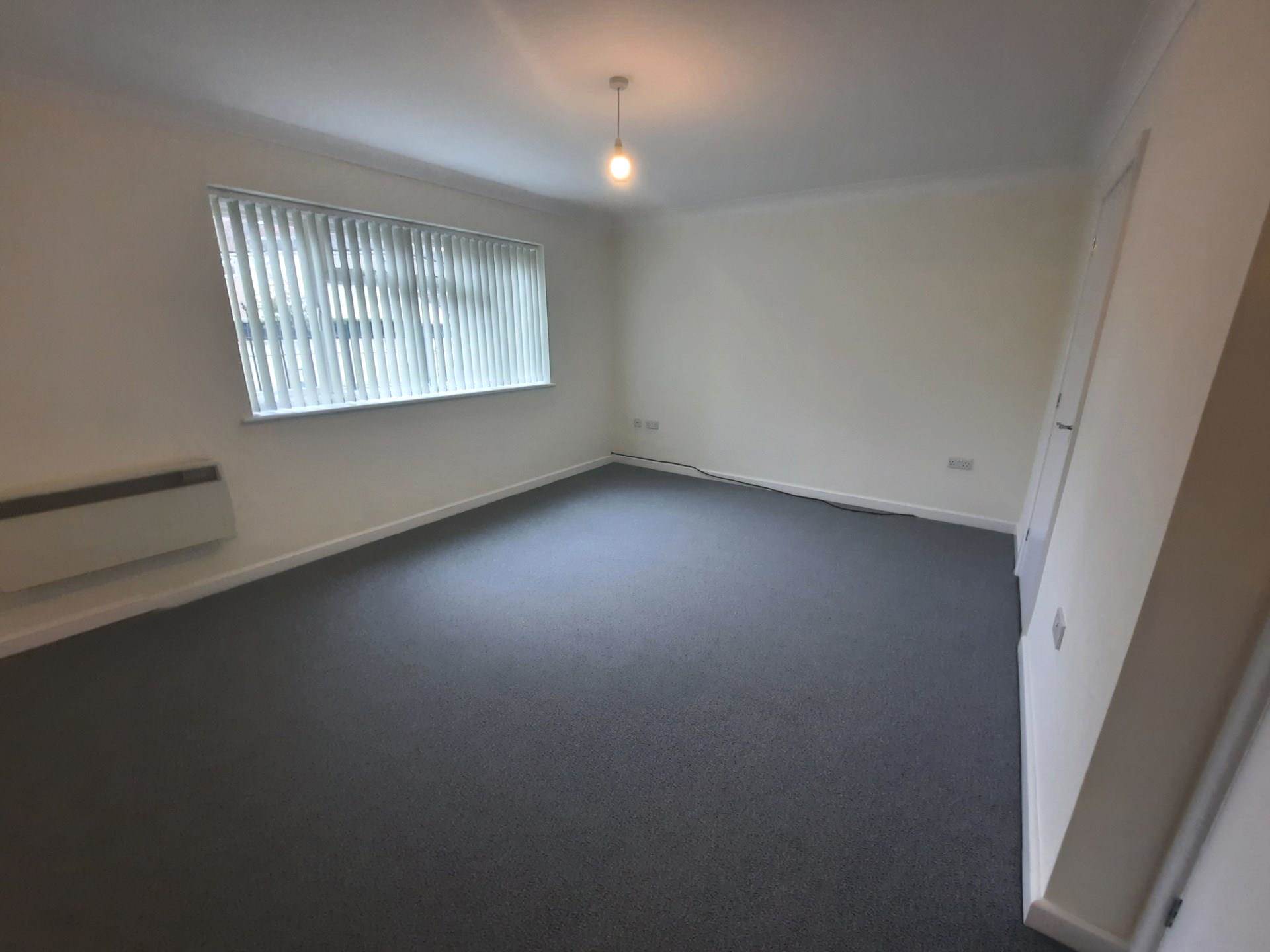 Flat Cedar Avenue in Greater London