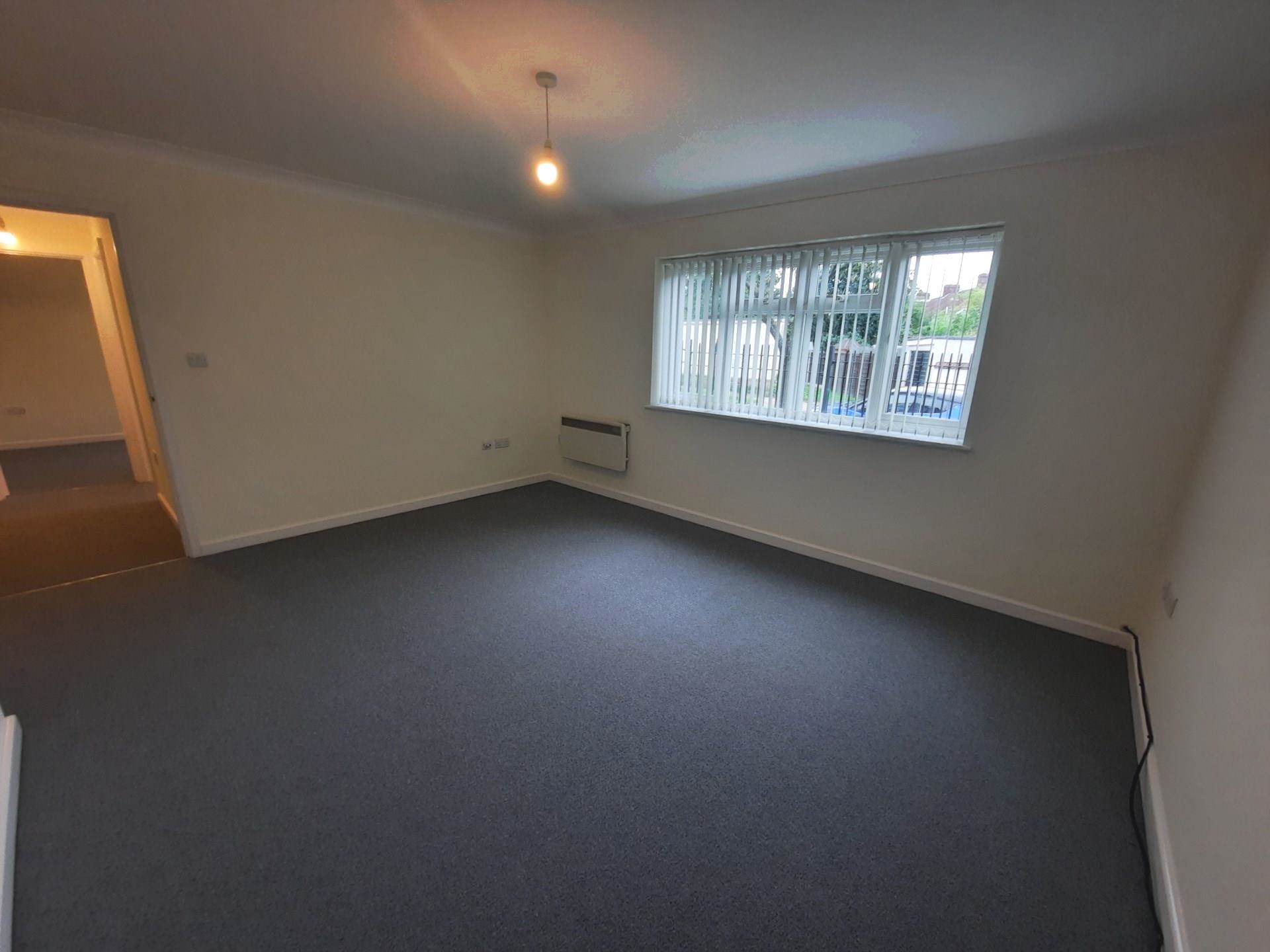 Flat Cedar Avenue in Greater London