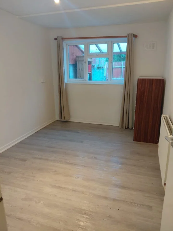 Room Oakfield Road in Greater London