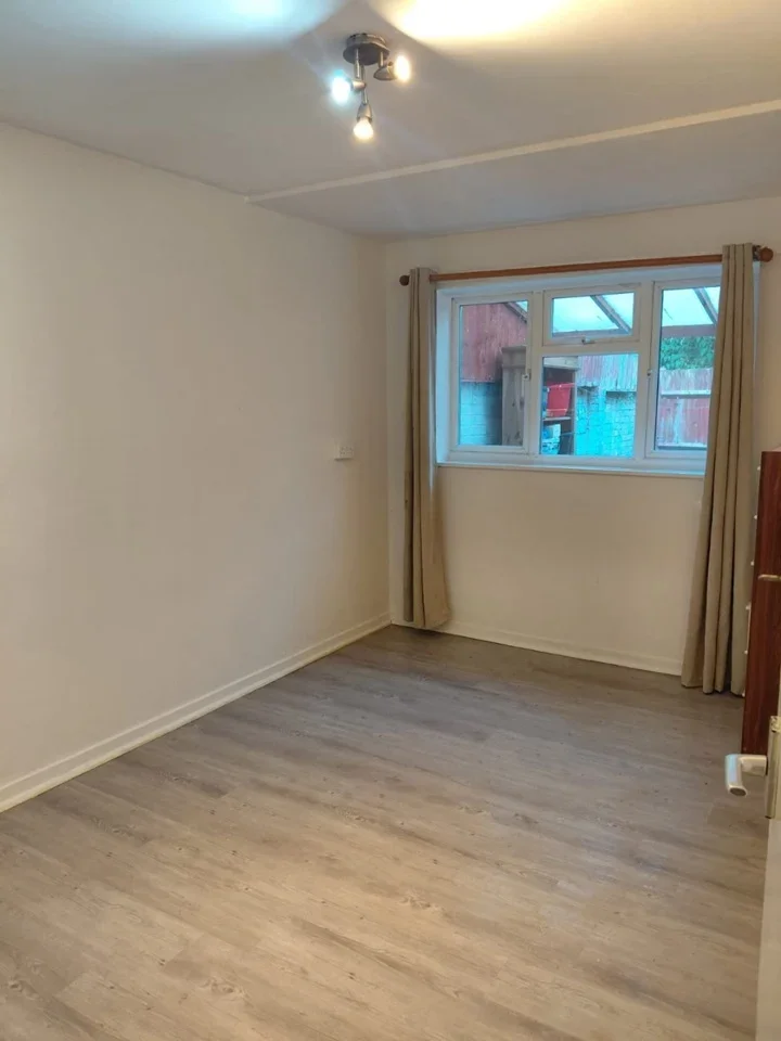 Room Oakfield Road in Greater London