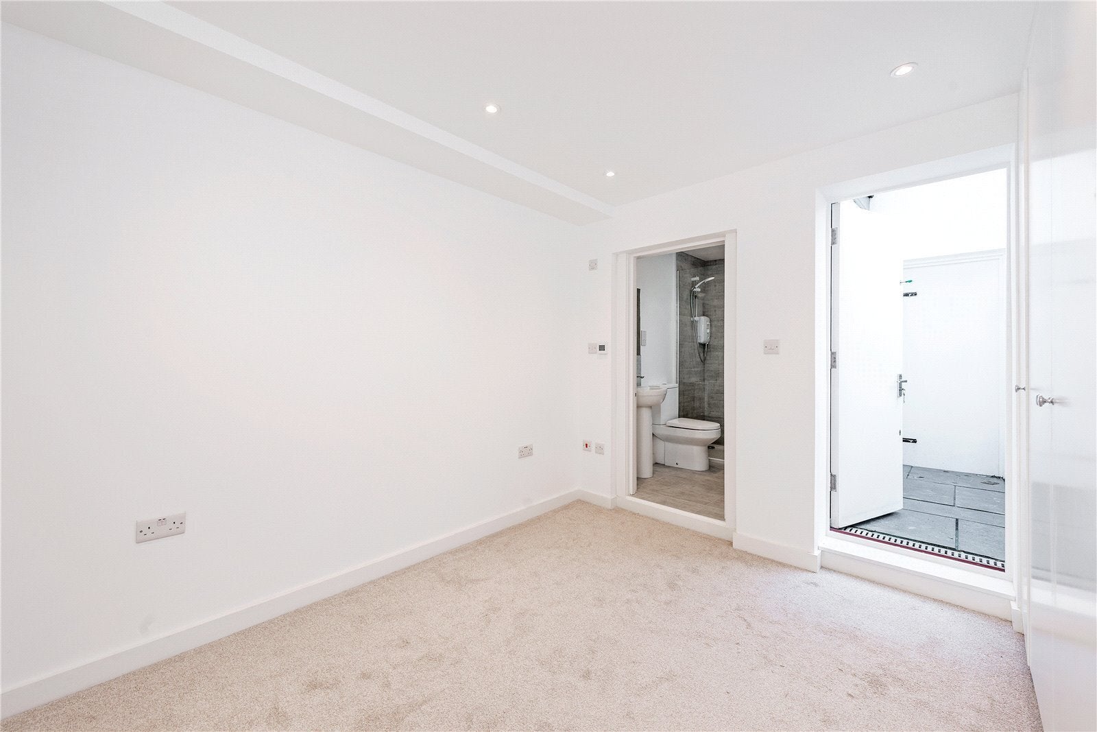 Flat Estcourt Road in Greater London