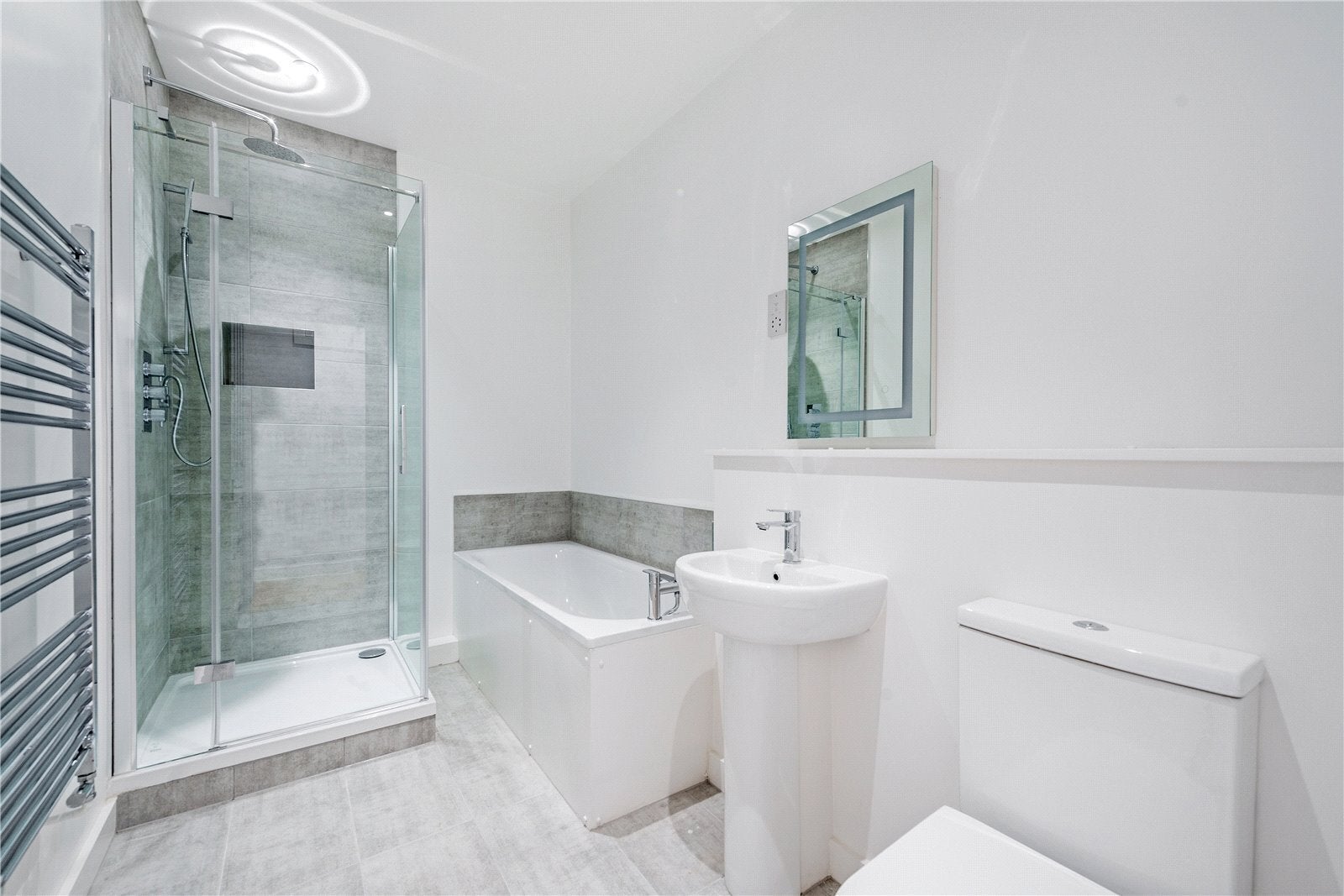 Flat Estcourt Road in Greater London