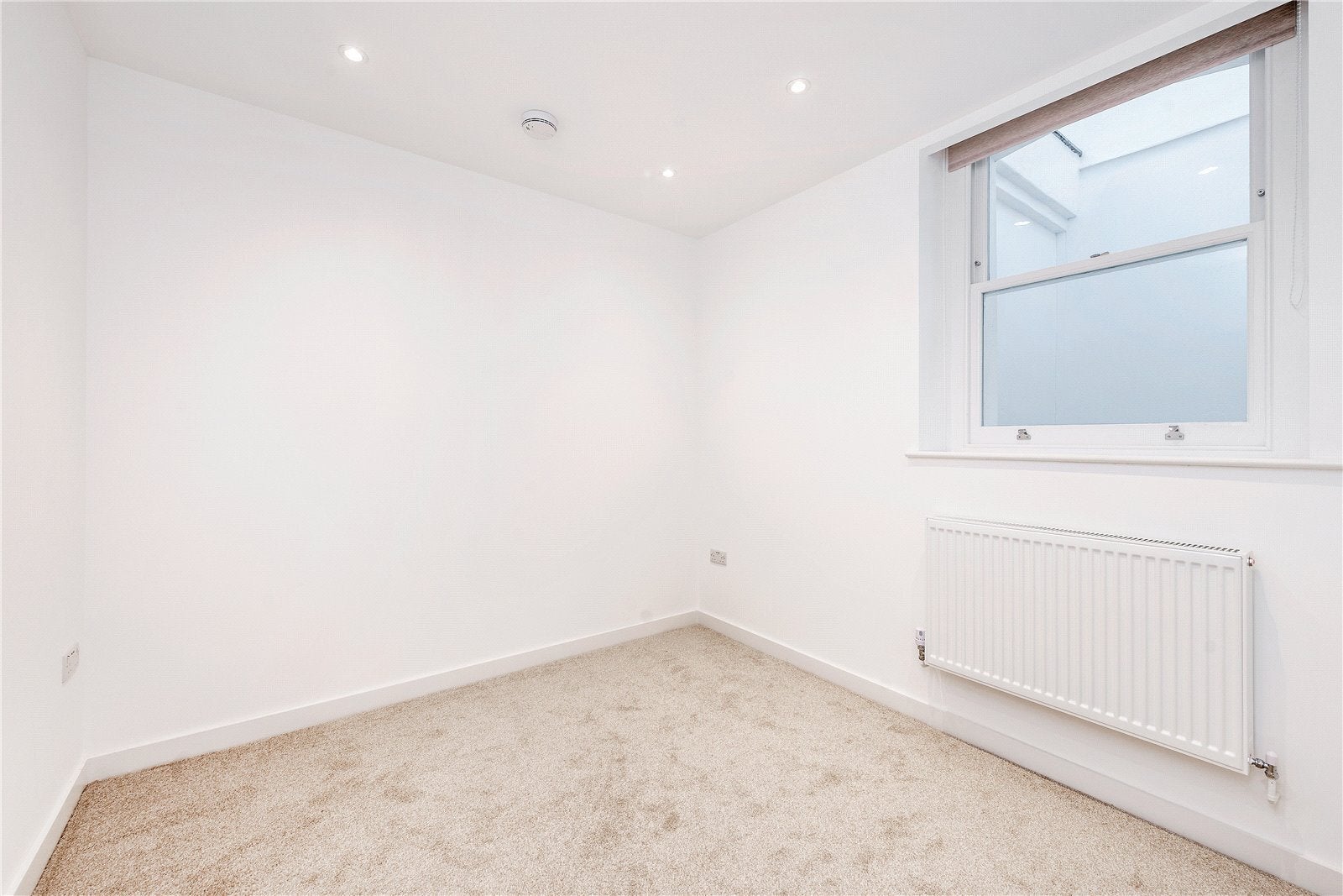 Flat Estcourt Road in Greater London