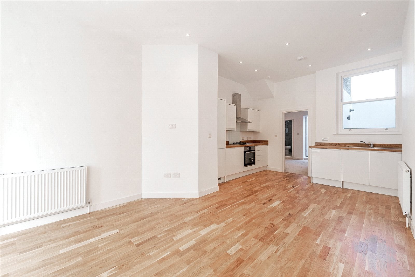 Flat Estcourt Road in Greater London