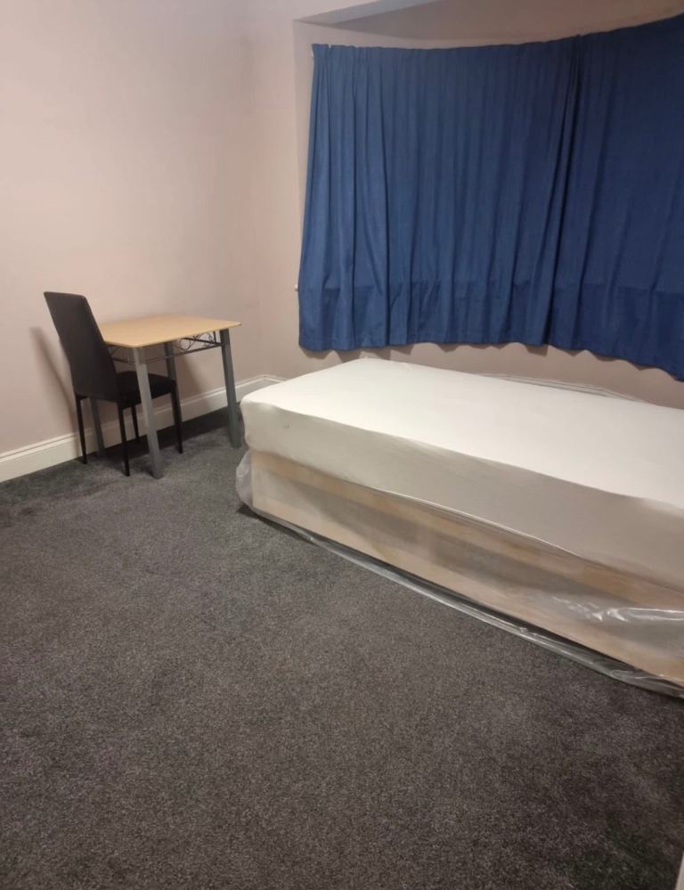 Room Elstree Gardens in Greater London