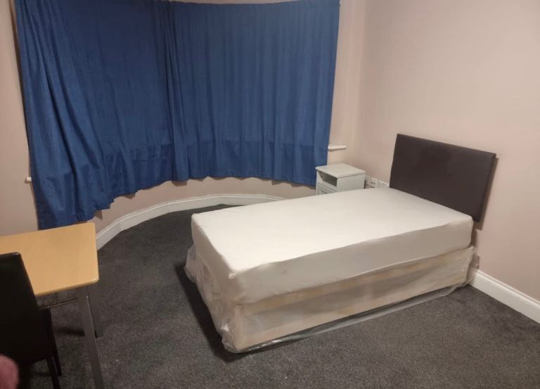 Room Elstree Gardens in Greater London