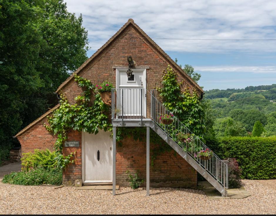 Flat Greenwoods Lane in Wealden