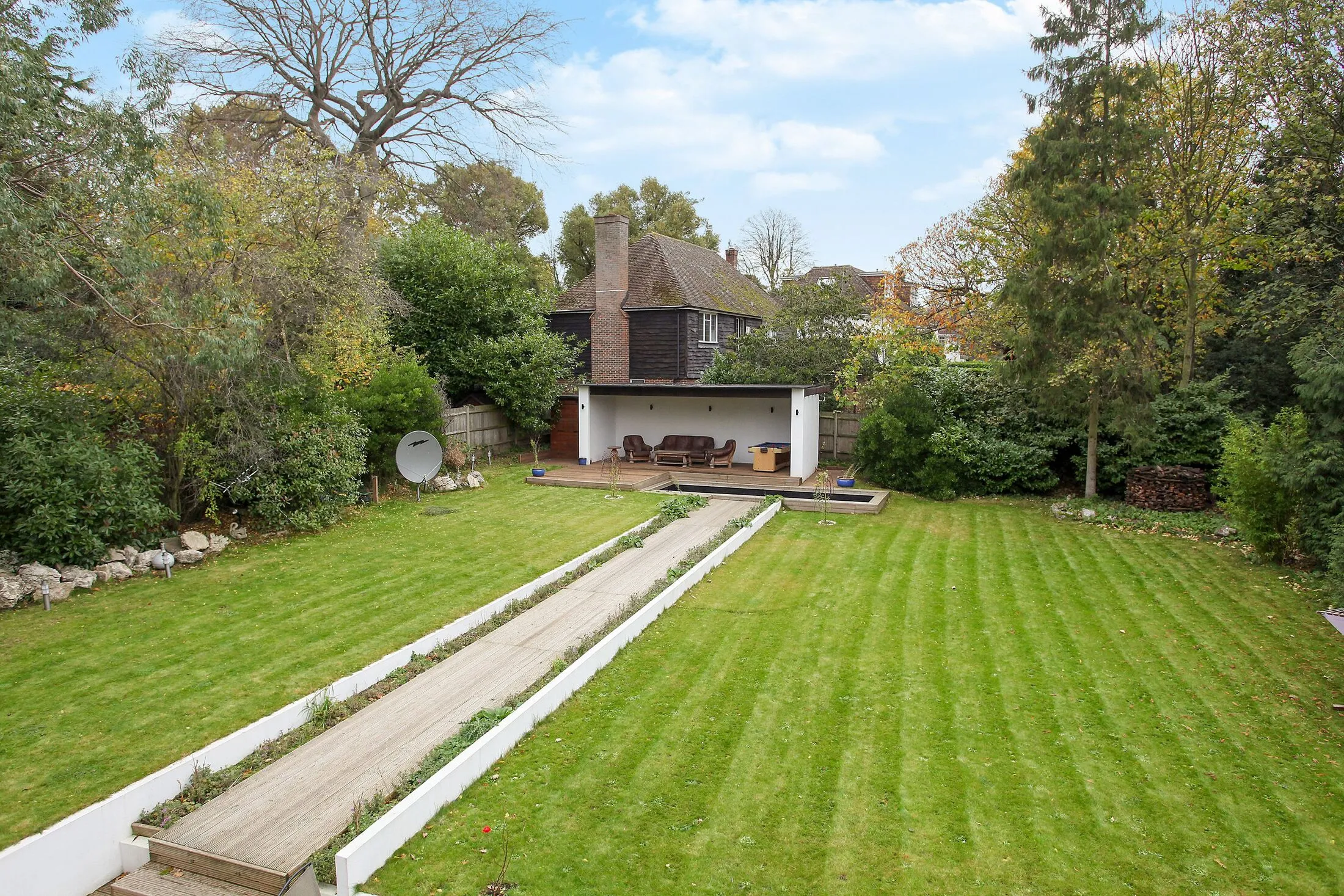 House Warren Road in Greater London