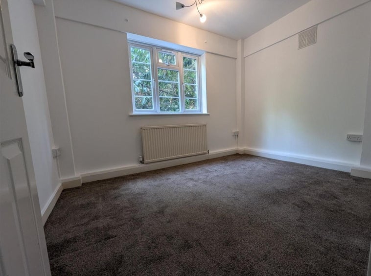 Flat Hendon Way in Greater London