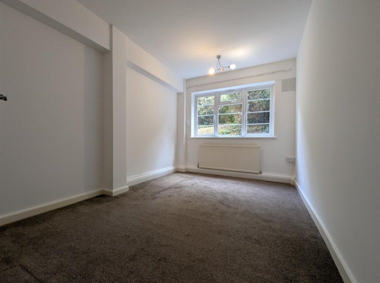 Flat Hendon Way in Greater London