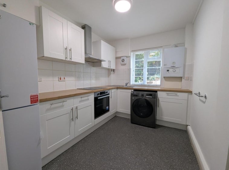 Flat Hendon Way in Greater London