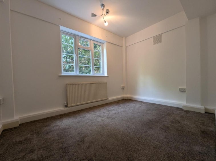 Flat Hendon Way in Greater London
