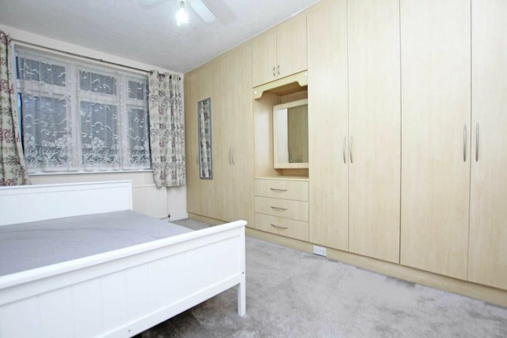 House Chatsworth Crescent in Greater London