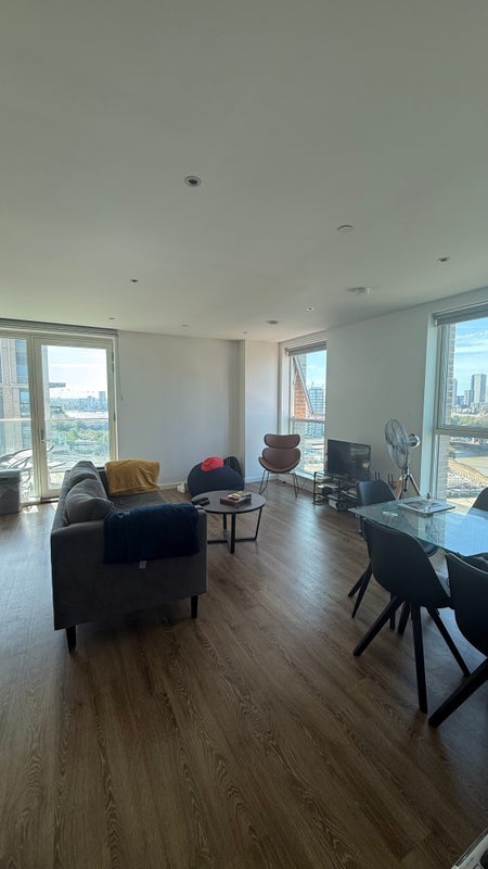 Flat Silvertown Way in Greater London
