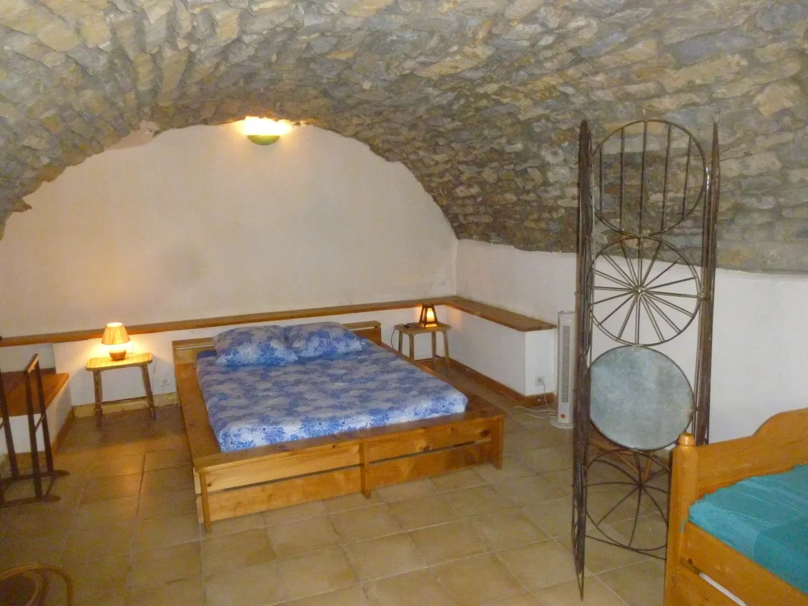 Chambre Route de Vezias à Grospierres