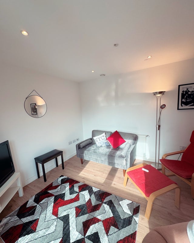 Flat Cumberland Road in Bristol