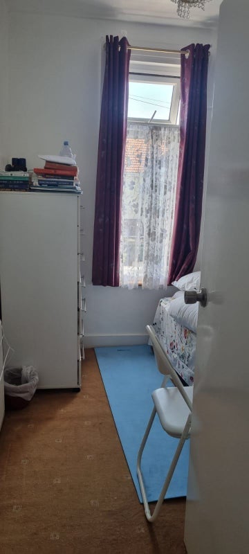 Room Altmore Avenue in Greater London