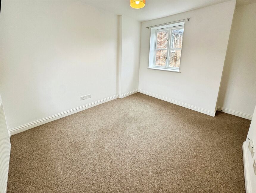 Flat Queens Avenue in Test Valley