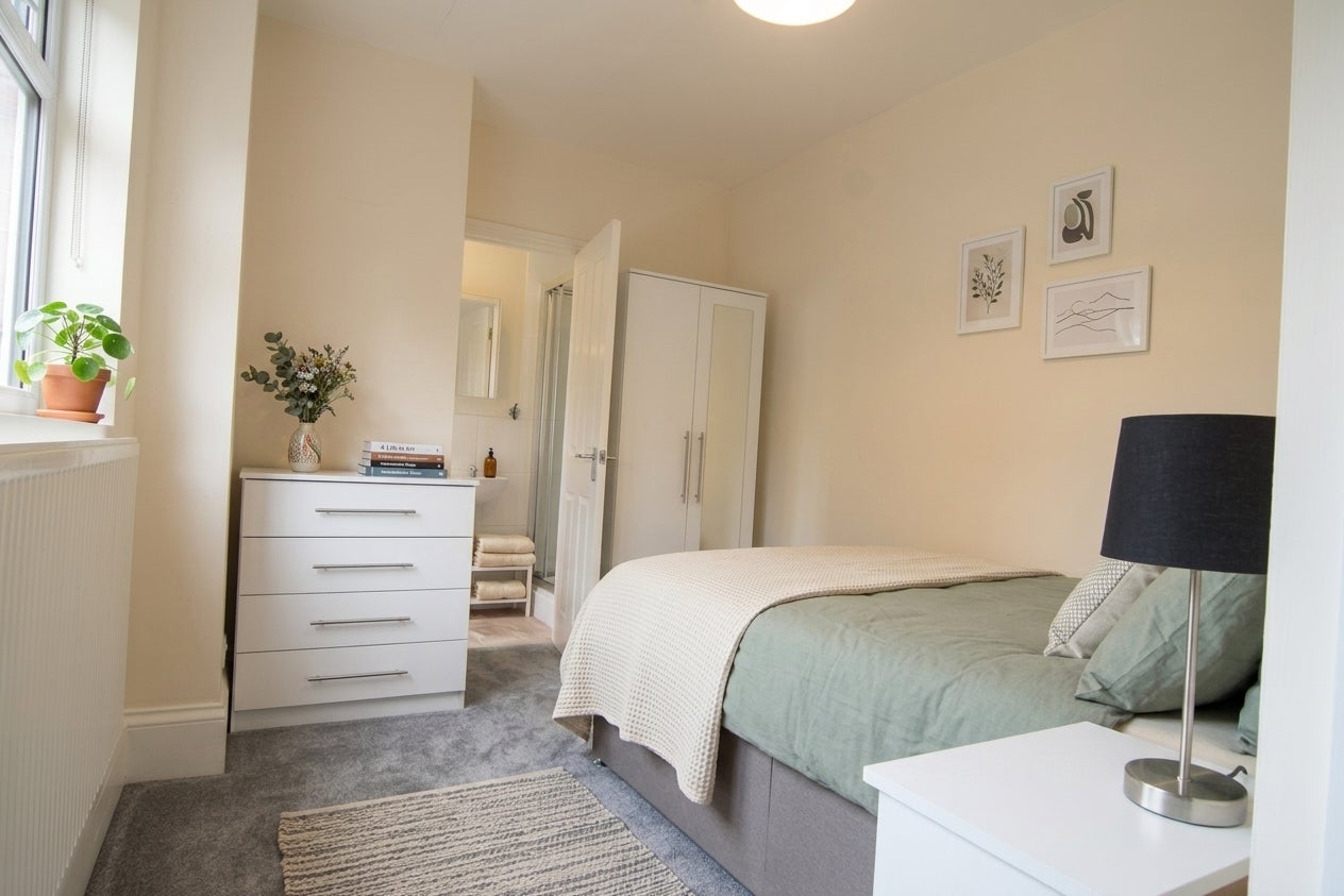 Room Midland Road in Gloucester