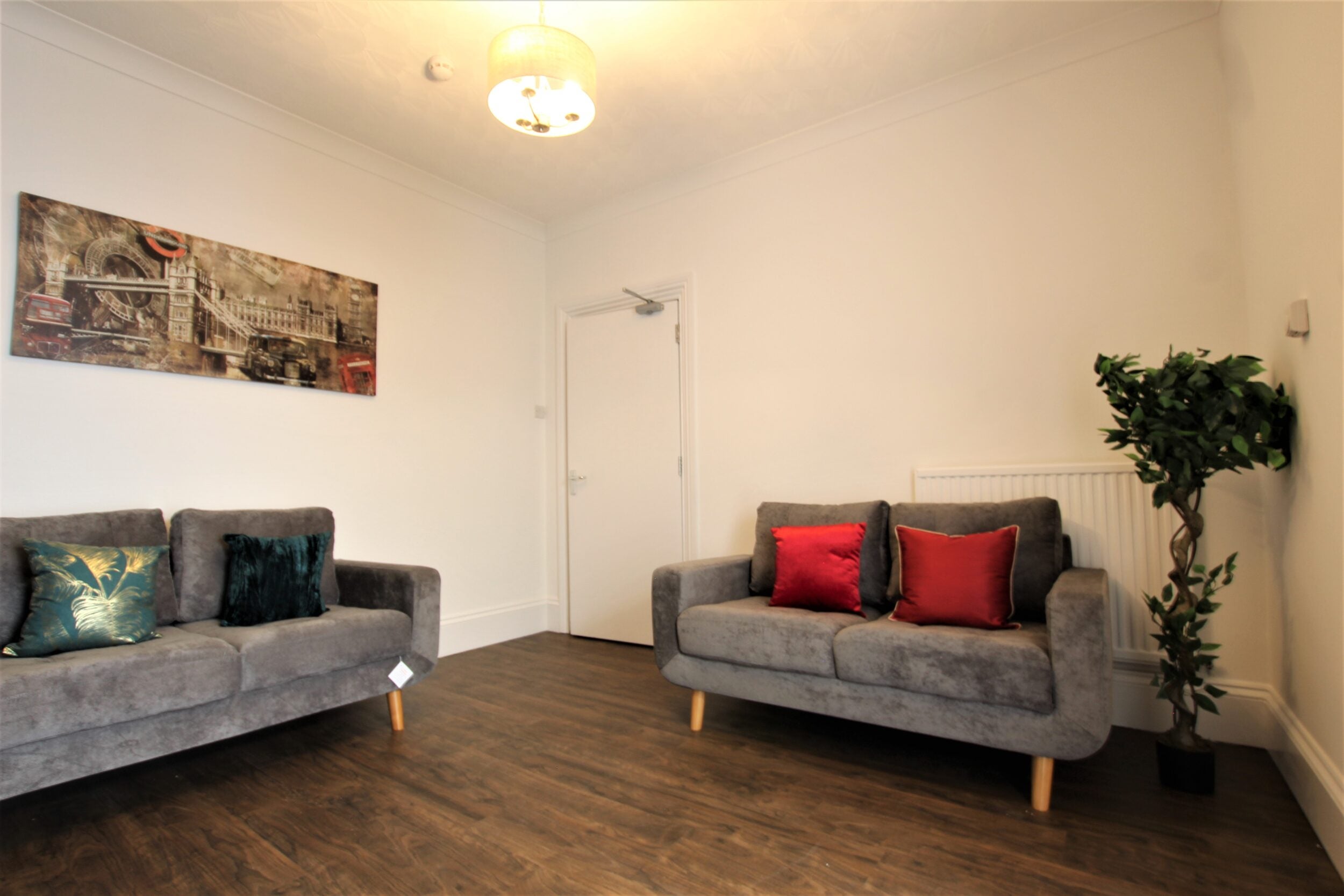 Room Midland Road in Gloucester