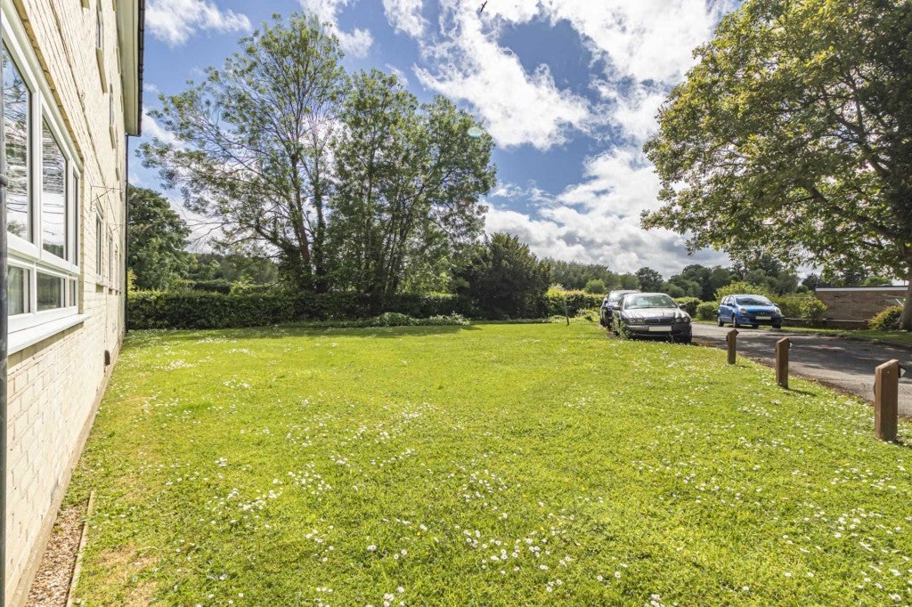 Flat Yew Tree Court in Dacorum